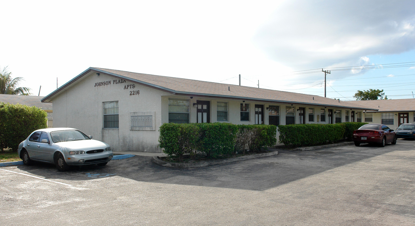 2216 Johnson St in Hollywood, FL - Building Photo