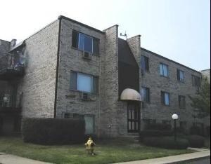 The Hunt Club Apartments in Wheeling, IL - Building Photo