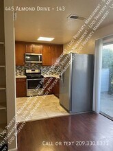 445 Almond Dr in Lodi, CA - Building Photo - Building Photo