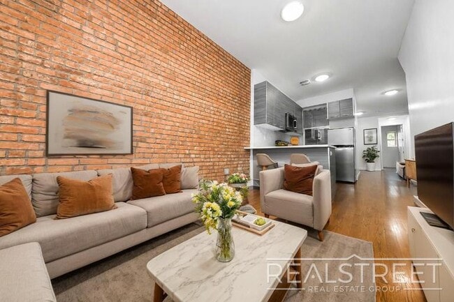 Modern 4 Bed 2 Bath Duplex with Yard in Stuyvesant Heights