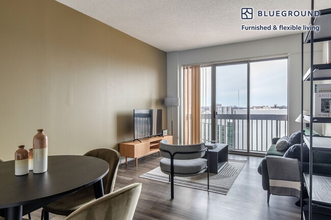 4835 Cordell Ave in Bethesda, MD - Foto de edificio - Building Photo