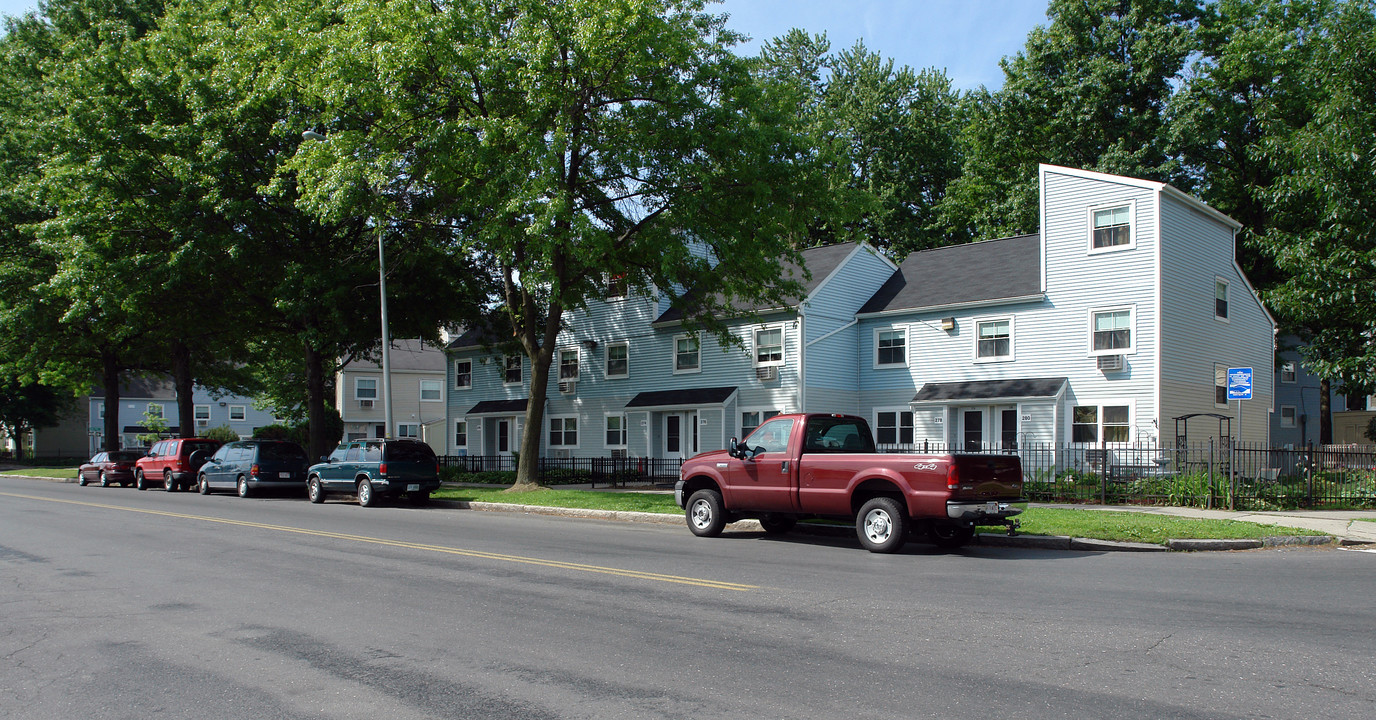 Pynchon & Edgewater Apartments in Springfield, MA - Building Photo