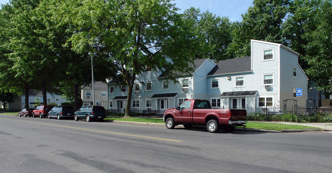 Pynchon & Edgewater Apartments