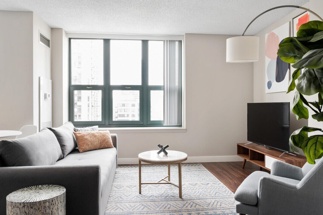 1 W Superior St in Chicago, IL - Building Photo