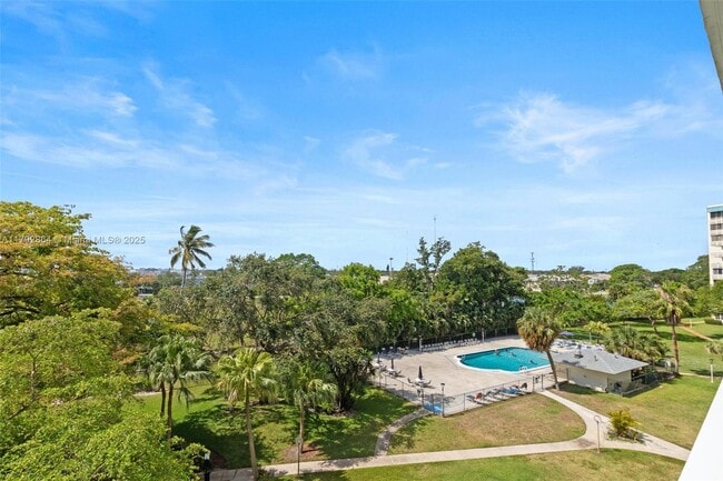 4200 Hillcrest Dr in Hollywood, FL - Building Photo - Building Photo