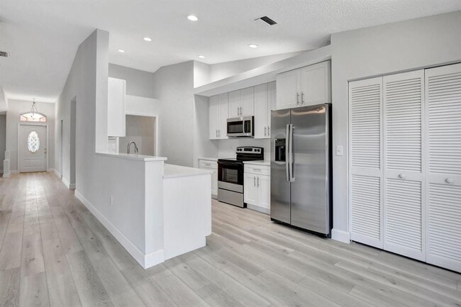 5200 NW 66th Ave in Lauderhill, FL - Foto de edificio - Building Photo