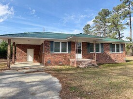 677 Old Taylor Rd in Kingstree, SC - Building Photo