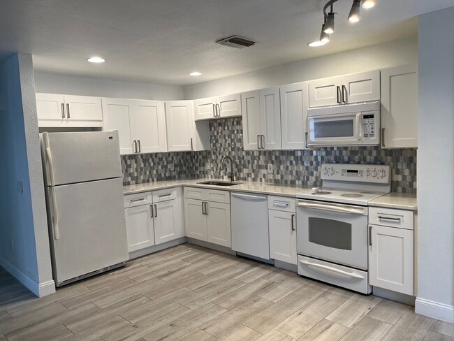 property at 4712 Golfview Blvd