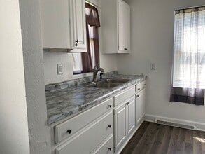 1212 Evergreen Ave in Waterloo, IA - Building Photo - Building Photo