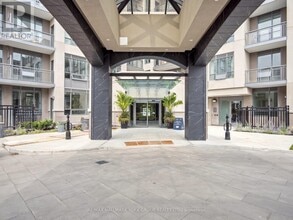 2075 King Rd in King City, ON - Building Photo - Building Photo