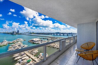1717 N Bayshore Dr in Miami, FL - Building Photo - Building Photo