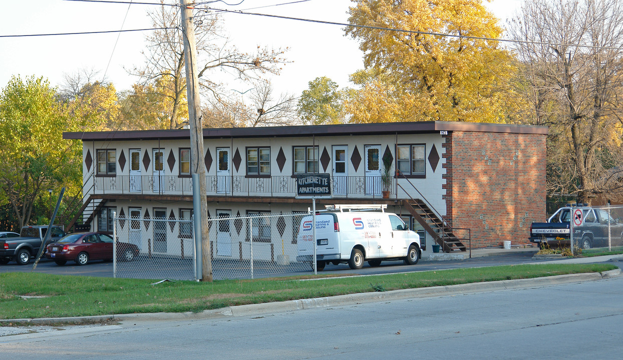 8248 S Archer Ave in Willow Springs, IL - Foto de edificio