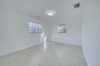 10821 SW 58th Terrace in Miami, FL - Building Photo - Building Photo