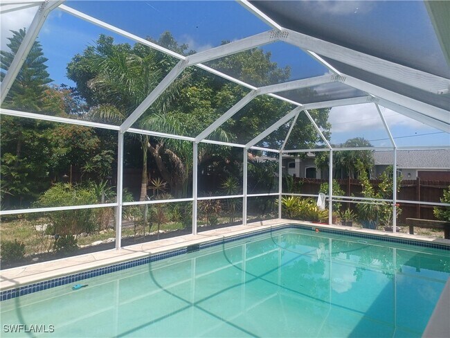 property at 4233 SE 8th Pl