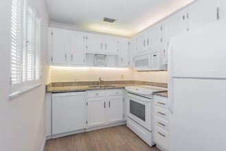 11 Vista Palm Ln in Vero Beach, FL - Foto de edificio - Building Photo