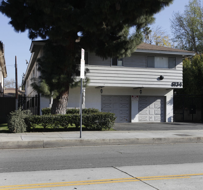 6134 Hazeltine Ave in Van Nuys, CA - Foto de edificio - Building Photo