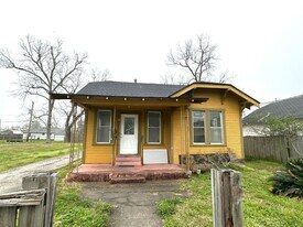 565 Campus St in Beaumont, TX - Building Photo