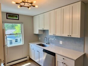 2317 Monroe Ave, Unit 1 in Cincinnati, OH - Foto de edificio - Building Photo