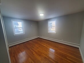 433 Sea St, Unit A in Quincy, MA - Foto de edificio - Building Photo