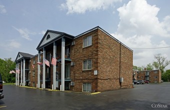 Colonnade in Elyria, OH - Building Photo - Building Photo