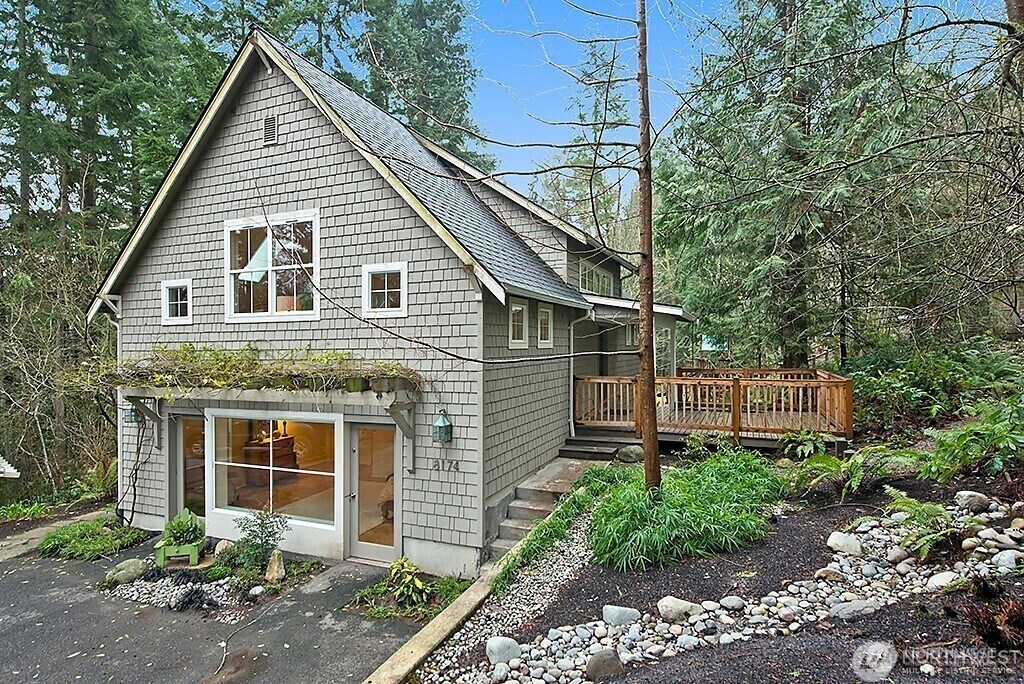 8174 Hansen Rd NE in Bainbridge Island, WA - Building Photo