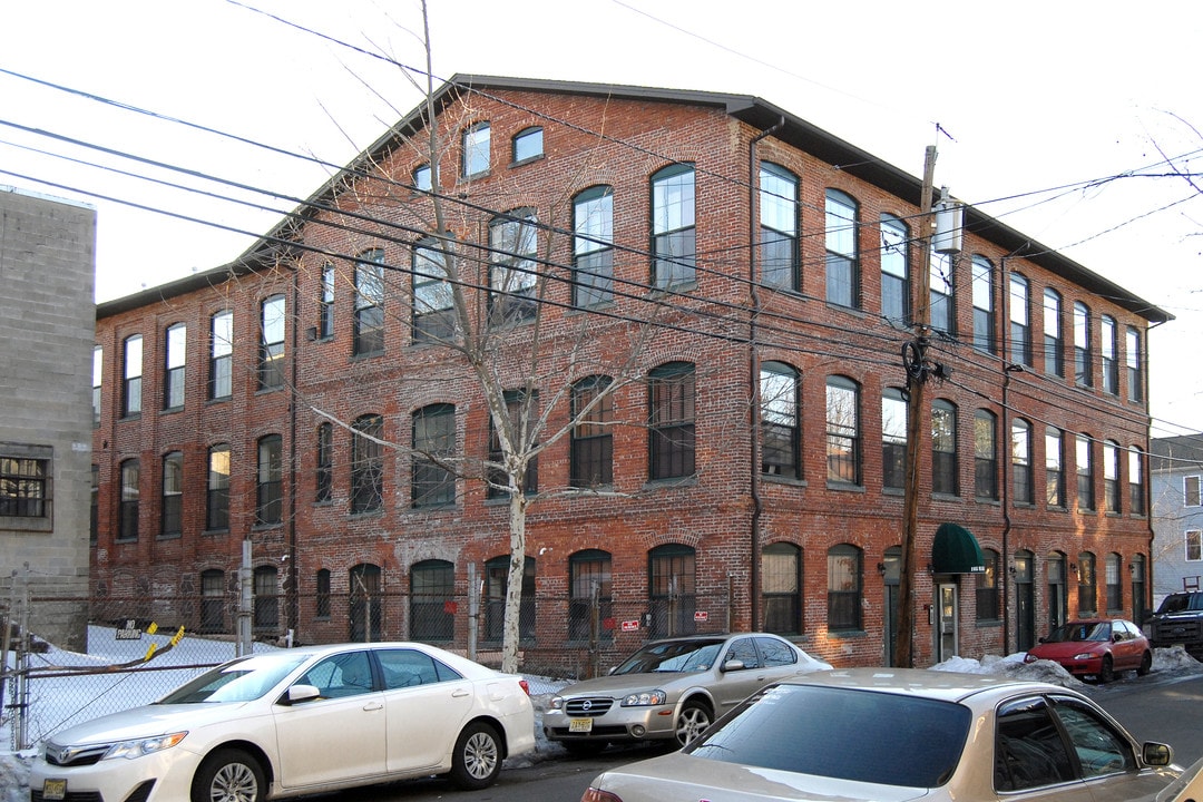 The Hamilton Heights Condominiums in Paterson, NJ - Building Photo