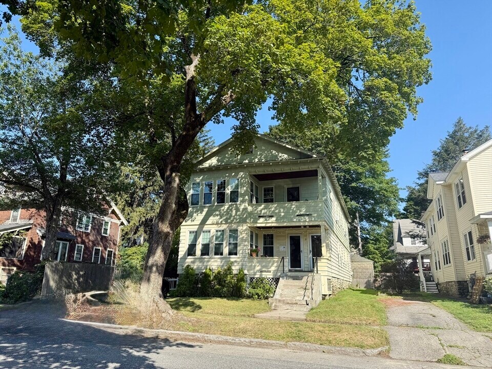 9 Underwood St in Worcester, MA - Building Photo