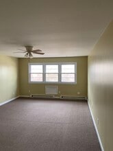 40 Donna Dr, Unit B1 in New Haven, CT - Building Photo - Building Photo