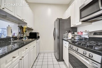 350 E 82nd St, Unit 11B in New York, NY - Building Photo - Building Photo