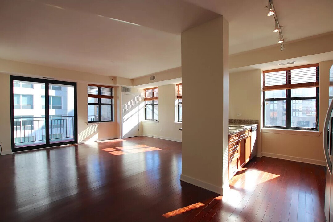 451 W Huron St, Unit 808 in Chicago, IL - Building Photo