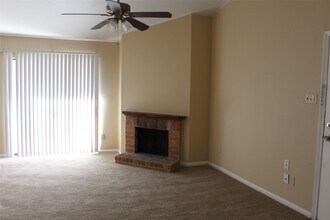 16111 Aspenglen Dr in Houston, TX - Building Photo - Building Photo