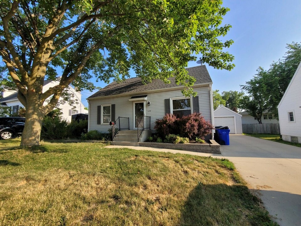 128 38th St NE in Cedar Rapids, IA - Building Photo