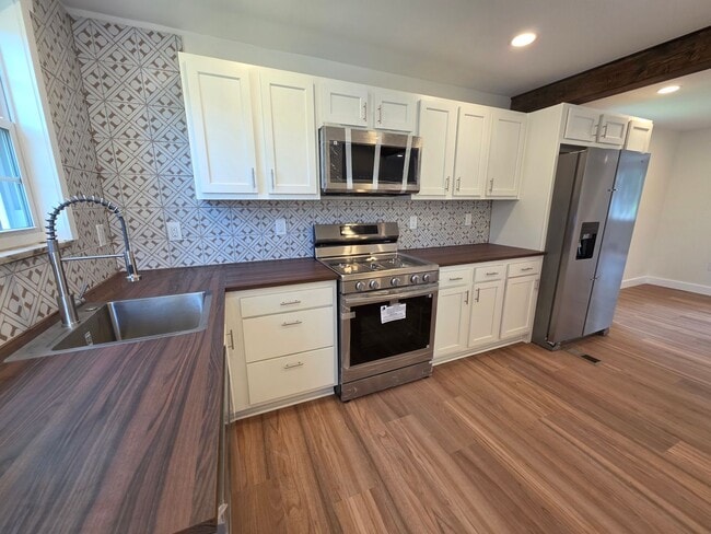 8227 Vivian Dr in Pittsburgh, PA - Building Photo - Building Photo