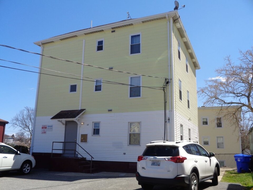 66 Hedley Ave in Central Falls, RI - Foto de edificio