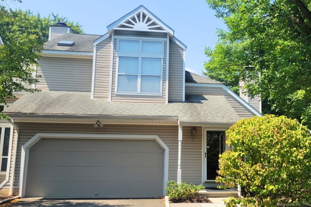 162 Colonial Rd in Stamford, CT - Building Photo