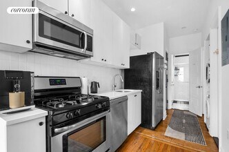 107 Greenpoint Ave in Brooklyn, NY - Building Photo - Building Photo