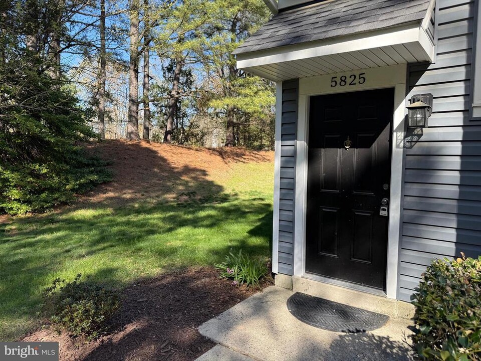 5825 Orchard Hill Ct in Clifton, VA - Building Photo