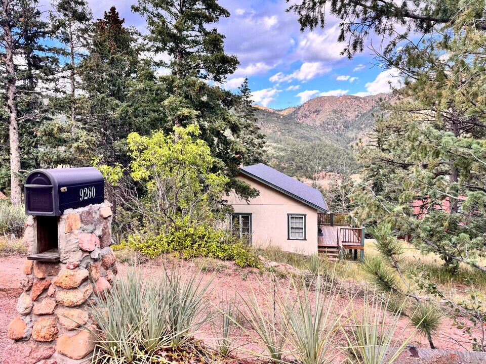 9260 Shoshone Rd in Cascade, CO - Building Photo