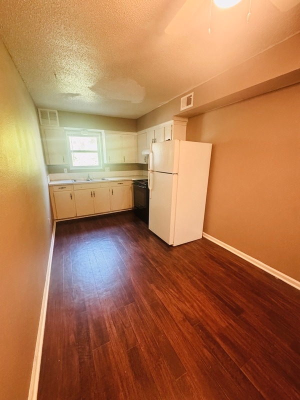 property at 1413 W Maple Ave