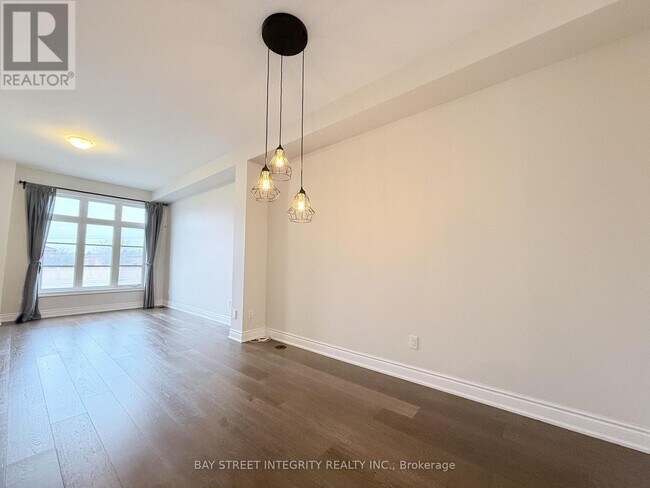 2160 Trafalgar Rd in Oakville, ON - Building Photo - Building Photo