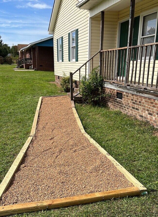 8813 US-64 in Robersonville, NC - Foto de edificio - Building Photo