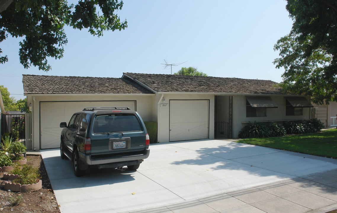 1867 S Springer Rd in Mountain View, CA - Foto de edificio