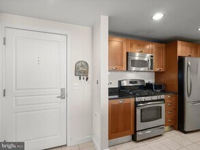 2451 Midtown Ave in Alexandria, VA - Foto de edificio - Building Photo