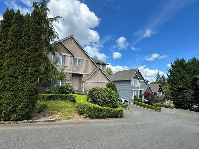 property at 3711 Lincoln Ct NE