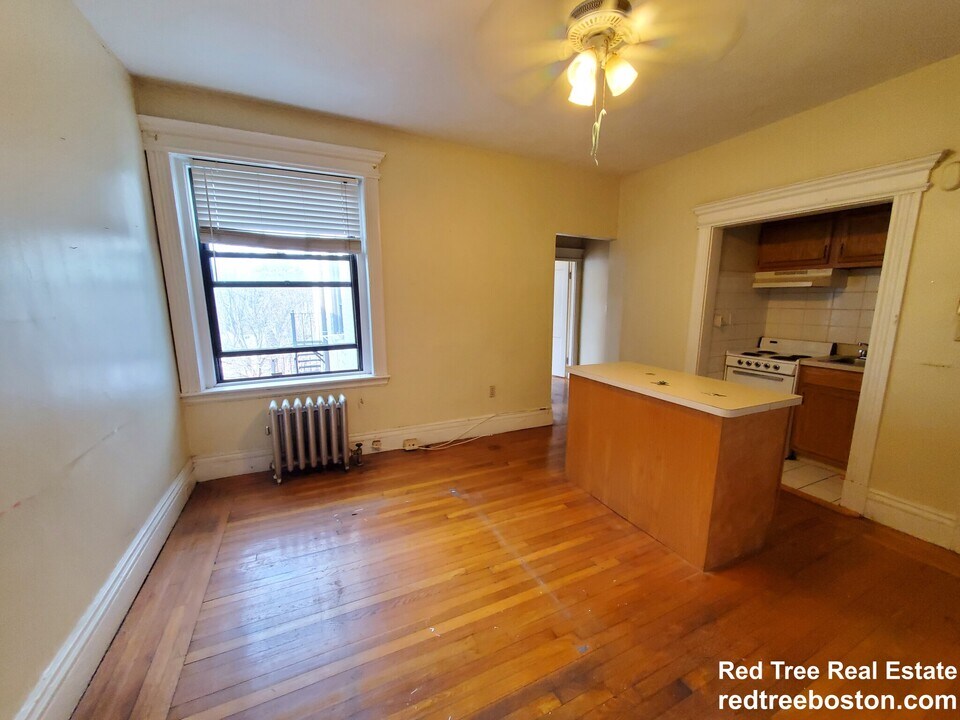 1688 Beacon St, Unit 23 in Brookline, MA - Foto de edificio