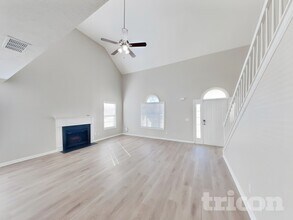 129 Mary Joe Martin Dr in La Vergne, TN - Foto de edificio - Building Photo