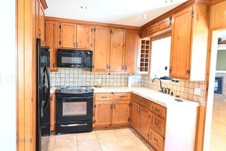 1325 W 34th St in Long Beach, CA - Building Photo - Building Photo