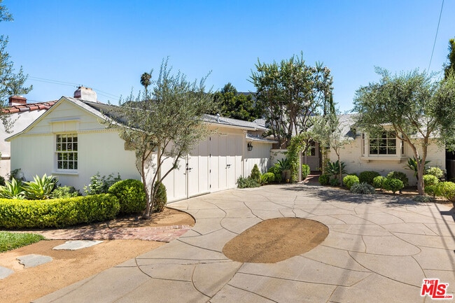 4218 Warner Blvd in Burbank, CA - Building Photo - Building Photo
