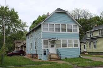 5802 20th Ave, Unit Upper in Kenosha, WI - Foto de edificio - Building Photo