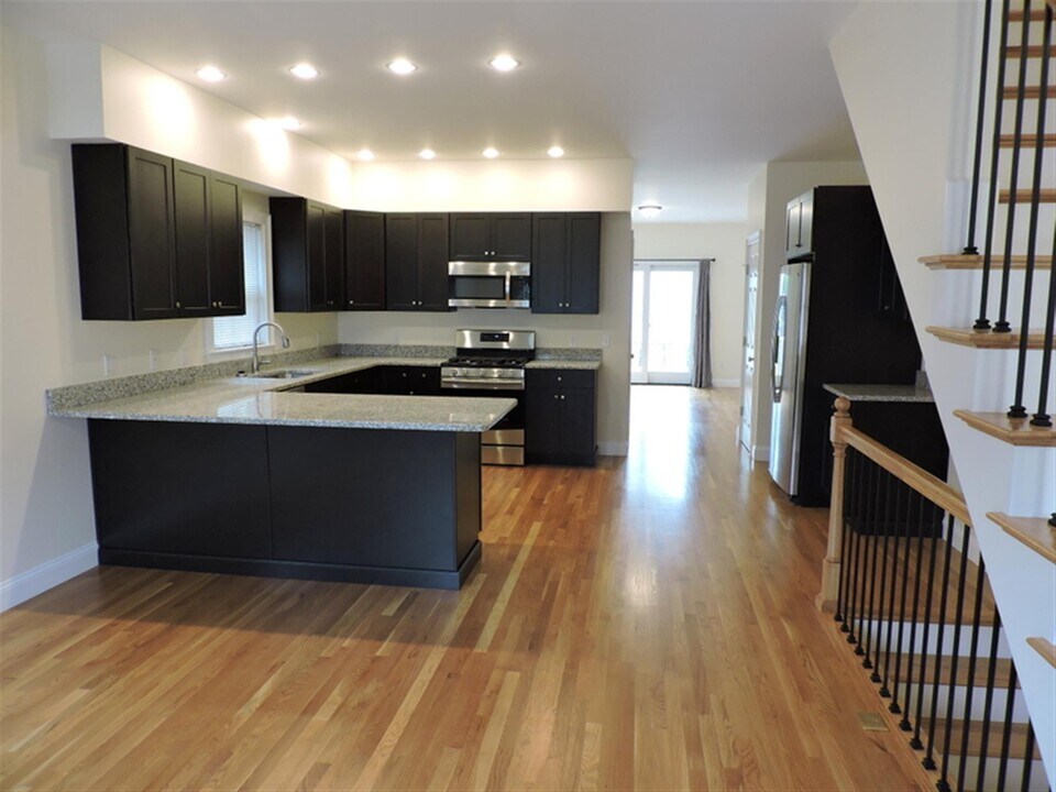 6 Emmons Pl, Unit 1 in Cambridge, MA - Building Photo